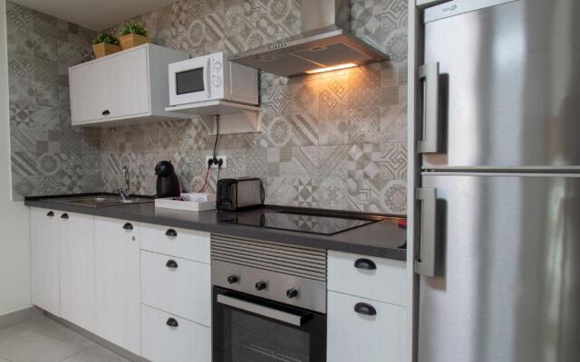 El Puente Holiday Home I- Airport 8,1K