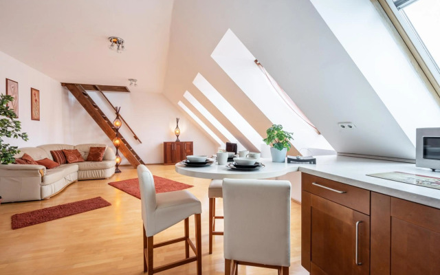 Beautiful apartment with parking garage & AC