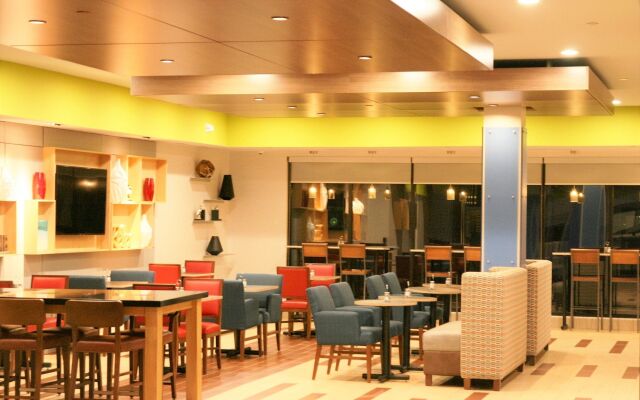 Holiday Inn Express & Suites Clarion