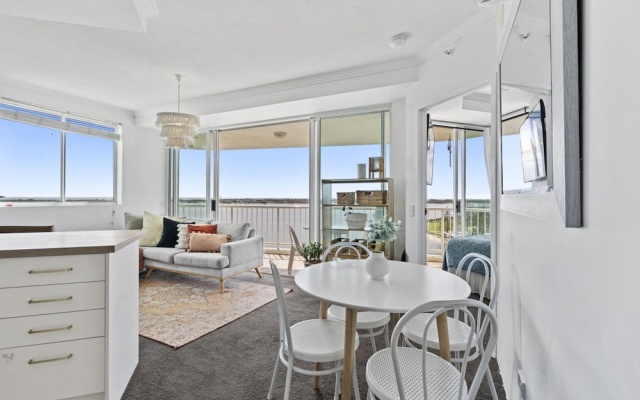 Bright 2 Bed Apartment With Ocean Views