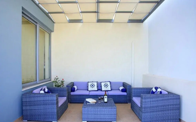 Seafront home 4' walk to private beach