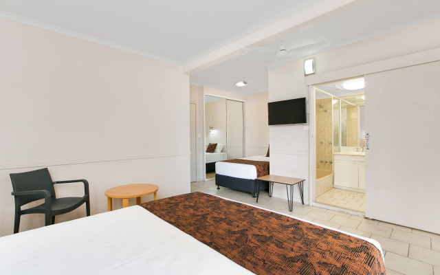 Comfort Inn Cairns City – Guest Rooms – Cairns