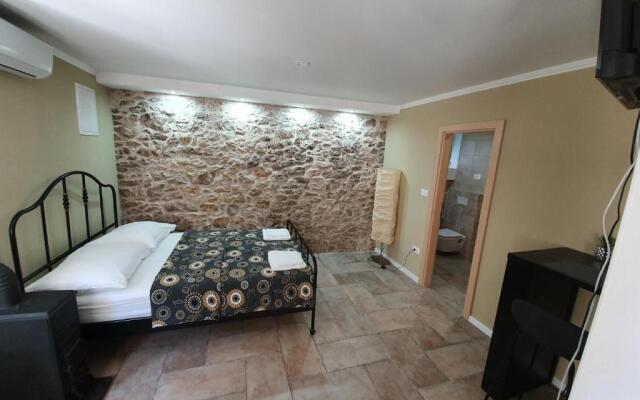 Rustic House Diklo 20m from the sea