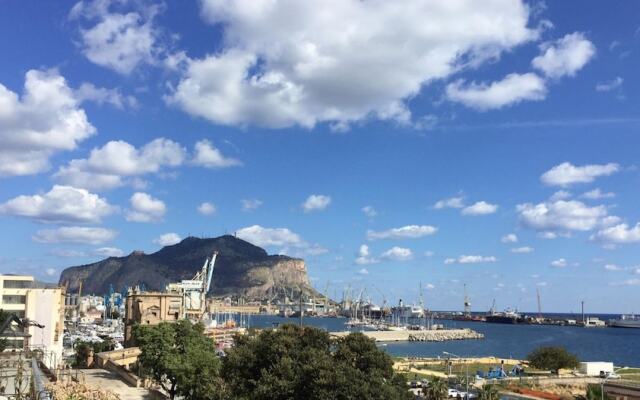 Amazing Sea View in Historic Building in Downtown