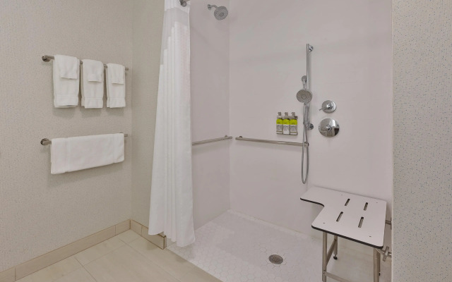 Holiday Inn Express & Suites Milan – Sandusky Area by IHG