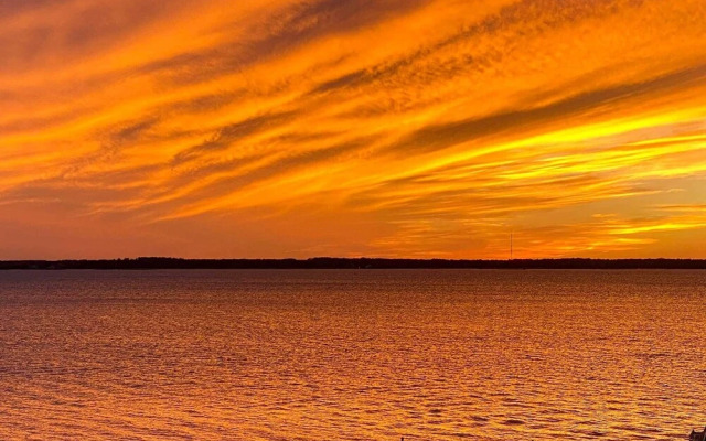 Bayfront Escape: Walk to Beach & Restaurants!