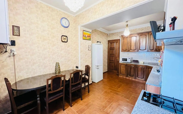 SPACIOUS Apt in Yerevan with JACUZZI Near Opera