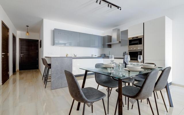 Chic 2BR Apartment, Ideal Location