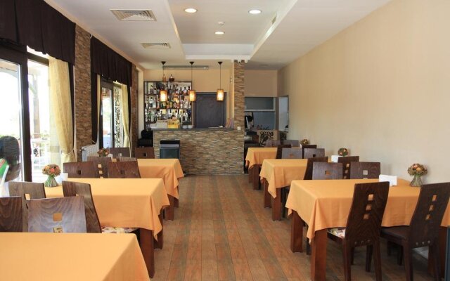 Family Hotel Zvezda