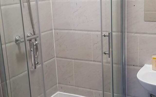 Immaculate 6-bed House in Luton Near Town Center
