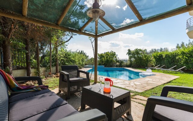 290m² Villa with Pool close to the Airport