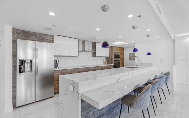 Chic Bayfront Condo With Stunning View