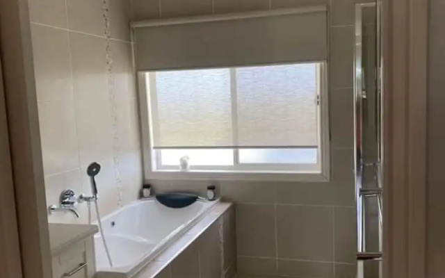 Killy Dora Beachside Escape Pet Wheelchair Friendly A Modern Coastal Retreat With Accessibility in Mind – Bathroom – Kilcunda
