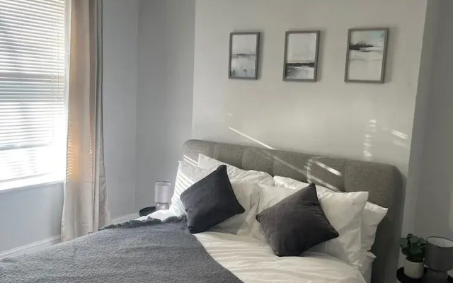 Cosy 2-bed Home - Central Location - Train Station