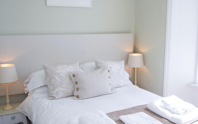 Cliff House B&B & The Moorings Apartments - Guest house