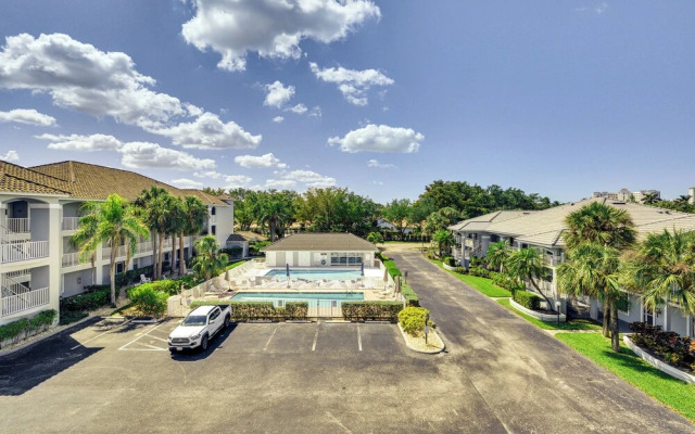 < 1 Mi to Beach: Sleek Naples Condo