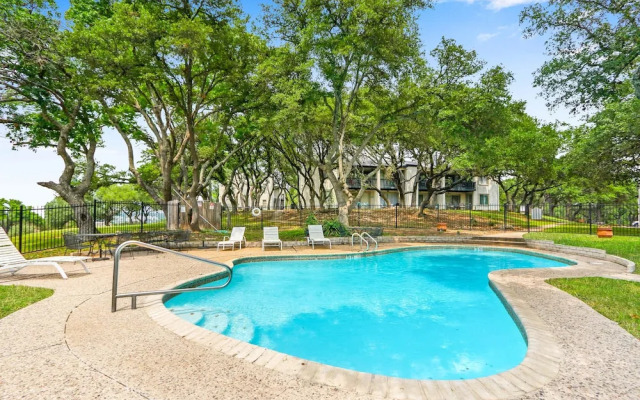 Charming Lakeside Condo - Moments to Lake Fun