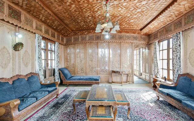 OYO 5056 Houseboat Batkoo