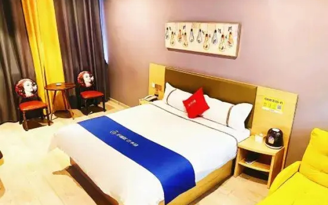 Huayi Hotel (Linyi Baoli Fortune Plaza)