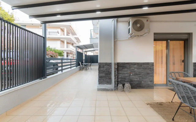 SithoniaRS Luxury Ground Floor Apartment With Private Garden