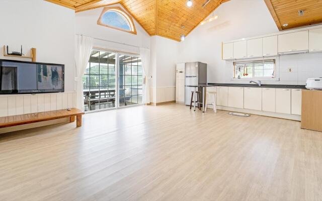 Gangneung Hayanwood Pension