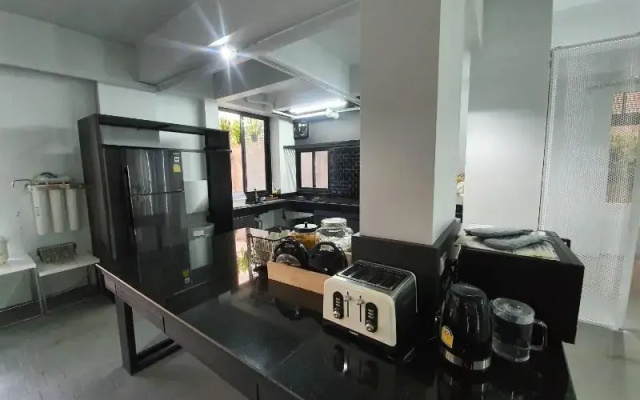 Loyy Hotel - Hostel