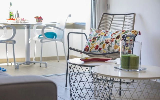 Mackenzie Zoe Seafront Suite