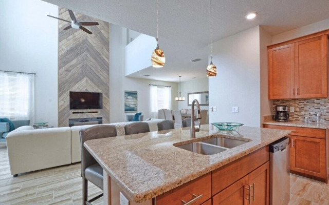 Storey Lake-5 Bedrooms Home W/pool-1650st Home by Redawning