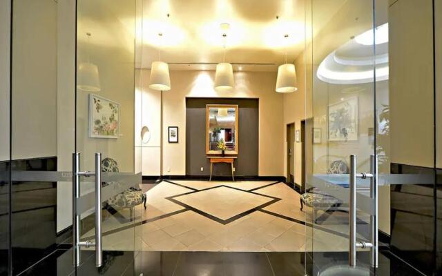 Spacious Retreat On Queen Street With Gym And Pool