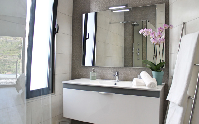 Beautiful modern villa, A/C, heated pool, sea-view | Calheta Charm