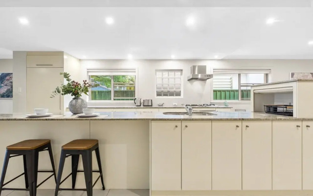 Modern 3-bed With Pool & Water Views by Beach