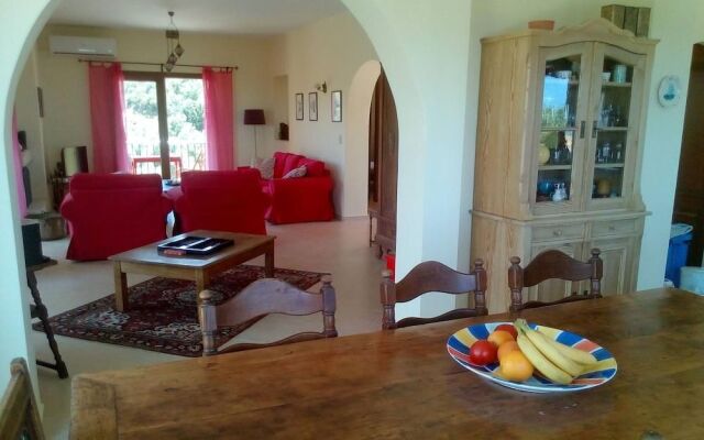 Beautiful villa, swimming pool, sea view near village not far from Rethymno, NW