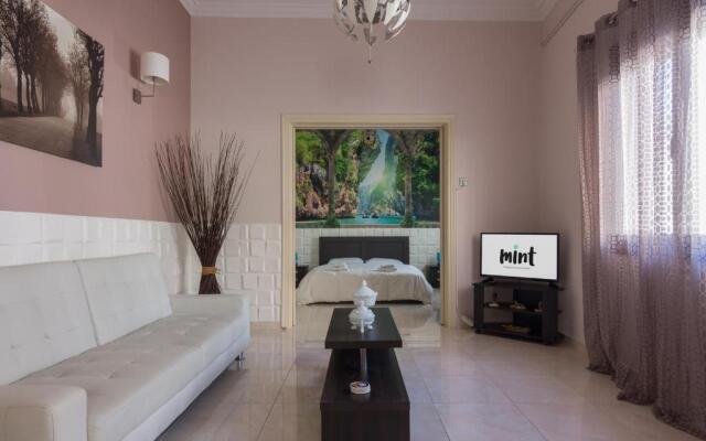 Delightful 2 bedroom flat next to Mikrolimano