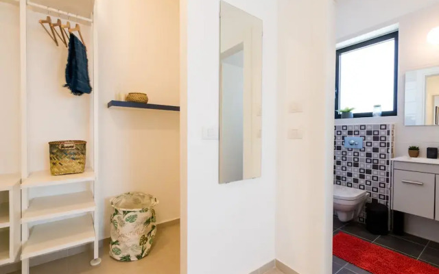 Artsy Modern Bright Apt in Bat Yam