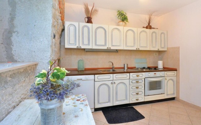 Nice Home in Podstrana with Hot Tub, WiFi & 4 Bedrooms