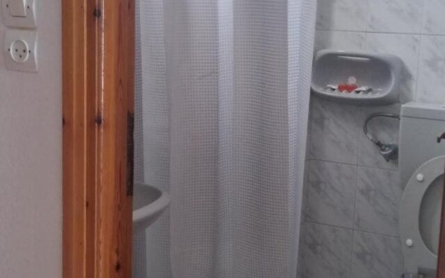 Vrohaki Studios & Rooms
