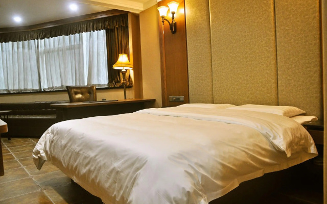 Lincoln Carnival Hotel