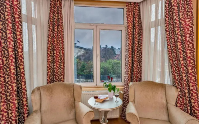 Santa Hill Hotel