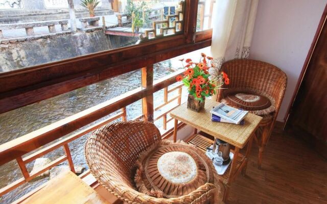Lijiang Longzhigu Inn