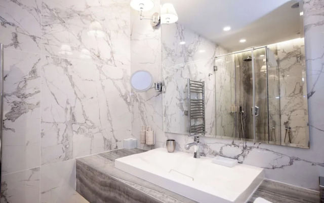 Tresor Le Palais Timisoara, Curio Collection By Hilton