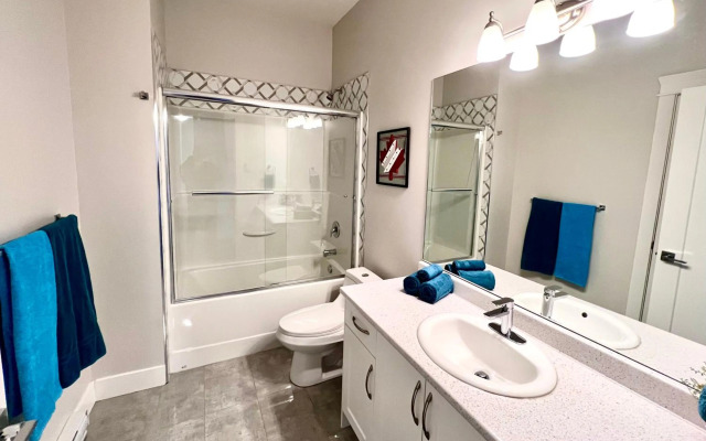Kelowna new lake view 2bedroom suite close BIG WHITE