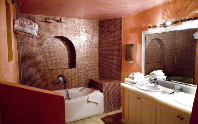 Adamis Majesty Suites