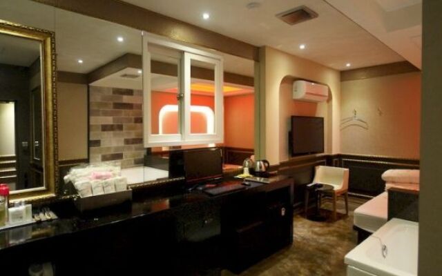 Lazzi Hotel