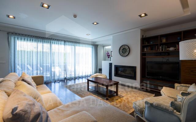 Aqua Villa by Acasadascasas