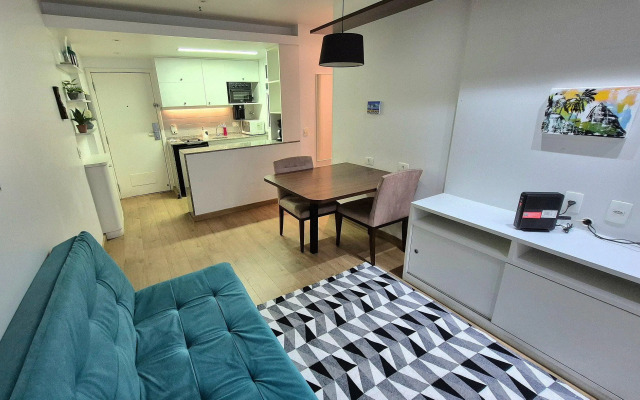 Apartamento com serviços a 300 metros do mar