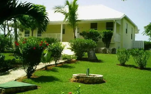 Hut Pointe Inn
