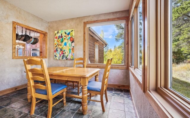 Rounds Retreat 4 Bedroom Home by RedAwning