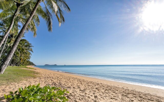 Beachfront Bliss 3-bedroom Apartment with Sea View 4