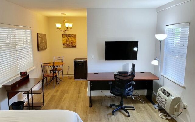 Cozy Coconut Grove Studio