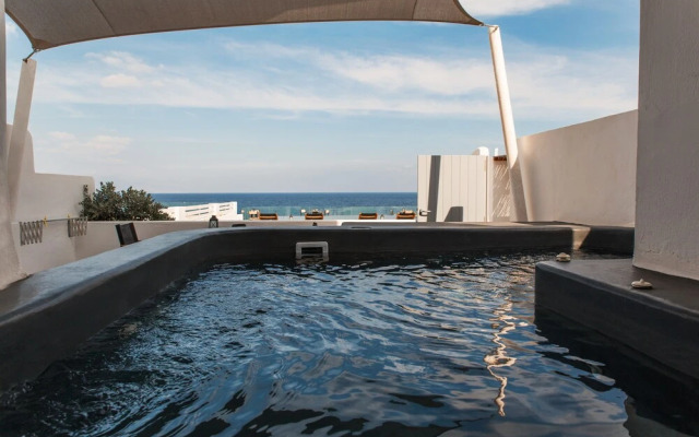 Almyra Oia Suites
